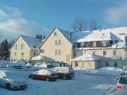 Bild 5 Als sehr schneesichere Gegend bieten wir unseren Gästen um das Haus 20 km gespurte Loipen. Ein Loipenplan ist im Hotel kostenlos erhältlich.