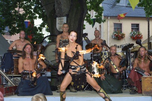 Bild 1 Auftritt einer mittelalterlichen Gruppe beim Altstadt- und Edelweiß-Fest
