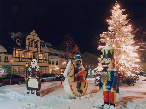 Bild 1 Weihnachtliche Figuren auf dem Marktplatz