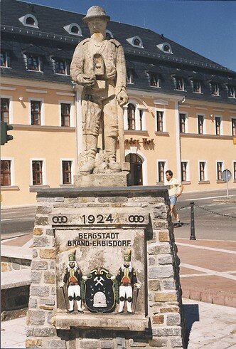 Bild 1 Bergmannsdenkmal auf dem Brand-Erbisdorfer Marktplatz