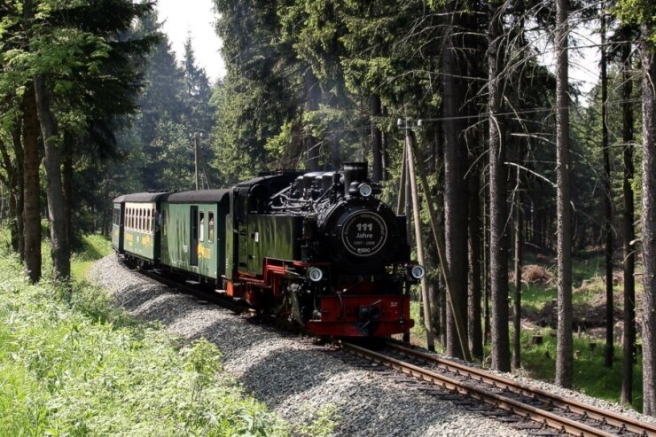 Bild 1 Jubiläumszug zum 111. Geburstag der Fichtelbergbahn vor Niederschlag