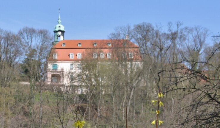 Bild 1 Ausgangspunkt für die heutige Wanderempfehlung ist der Braunsdorfer Bahnhof. Von dort bietet sich dieser Blick auf Schloss Lichtenwalde.