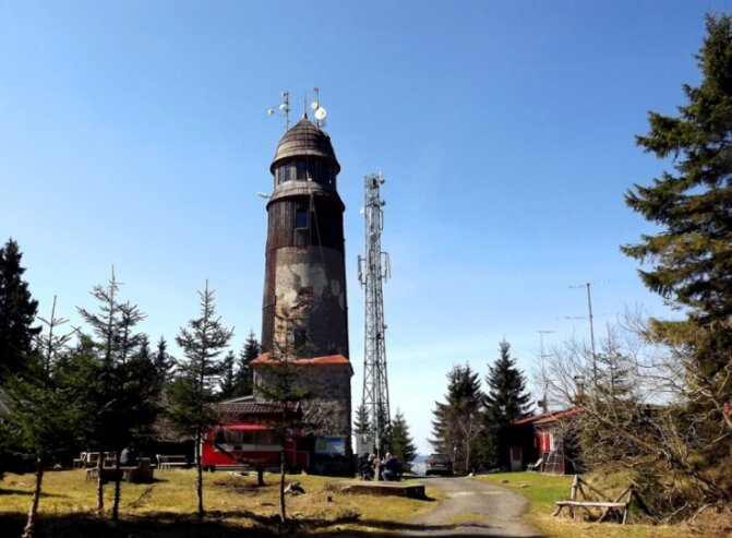 Bild 1 Mit nur 21 Metern kein Riese: der Erzherzogin-Zita-Turm auf dem tschechischen Plattenberg.
