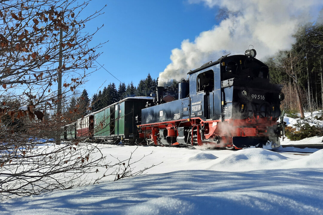 Eisenbahnromantik im winterlichen Erzgebirge: Museumsbahn dampft durchs Weihnachtsland 