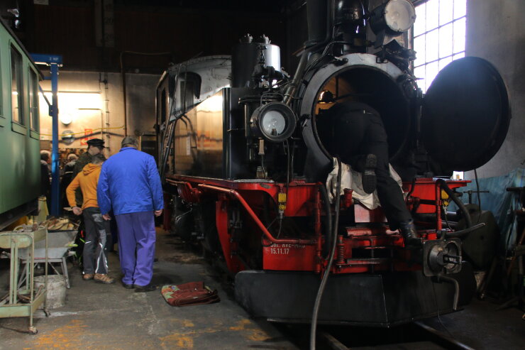 Bild 2 Frühjahrsputz bei der Museumsbahn Schönheide: Um an die vordere Waschluke zu gelangen, muss in der Rauchkammer gearbeitet werden.