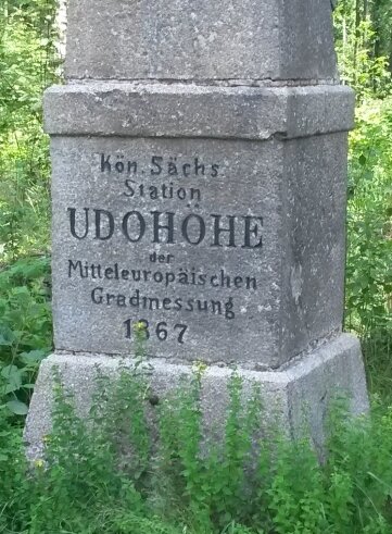 Bild 2 Historischer Messpunkt auf der Udohöhe: eine Triangulationssäule.