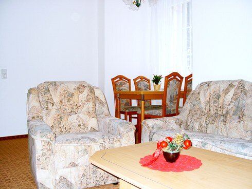 Bild 4 Wohnraum mit Couch und Esstisch