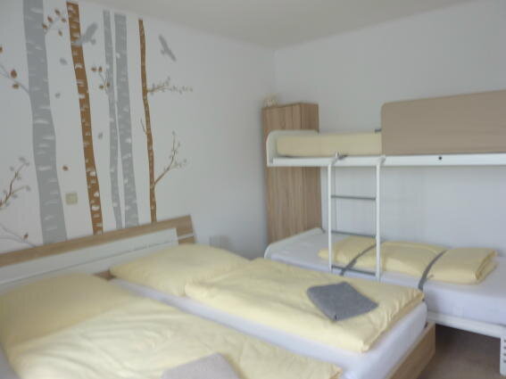 Bild 9 Schlafzimmer mit Etagenbett (abklappbar)

Rausfallschutz für Kleinkinder und auch Reisebettchen vorhanden