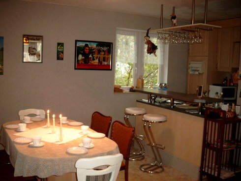 Bild 7 Der Raum kann bei kaltem Wetter für das gemütliche Zusammensein genutzt werden oder zum gemeinsamen Frühstück, wenn mehrere Ferienwohnungen von einer Gruppe oder Familie bei uns gebucht sind.