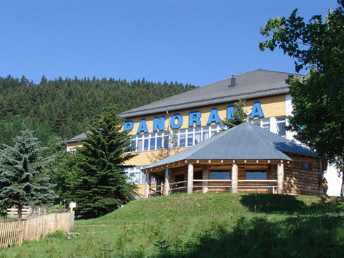 Bild 1 Das PANORAMA Hotel in Oberwiesenthal (im Vordergrund das Erzgebirgische Vogelfangmuseum).