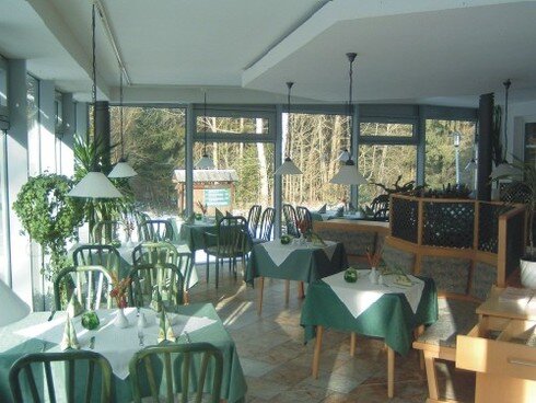 Bild 6 Der Wintergarten ist 1998 angebaut worden und bietet Platz für 50 Personen. Hier können Sie jeden morgen Ihr Frühstück einnehmen.