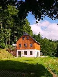 Bild 1 Unser Gästehaus in Pockau im Mittleren Erzgebirge. direkt am Wald gelegen mit zwei unabhängigen Wohneinheiten. Obere Wohnung für drei Personen ab 51,-€, unteres Appartment für 2 Personen für 41,-€.