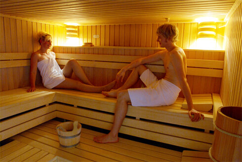 Bild 7 Entspannen kann man ganz gediegen an der Bar oder aber in unserer Sauna mit Dampfbad.