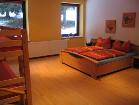 Bild 4 Doppelzimmer mit zusätzlichen Kinderbett