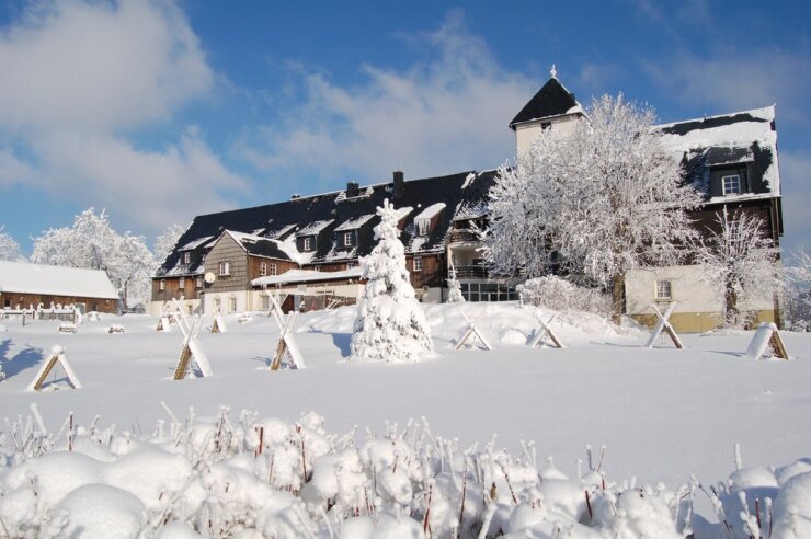 Bild 5 Auf 800 hm befindet sich das Zollhaus, somit ist es sehr schneesicher, die Loipen sind zahlreich vorhanden, sogar bis nach Tschechen kann man bequem fahren. 