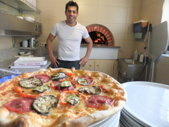 Bild 10 Unsere Pizzeria ist durch seinen orginalen Steinofen und durch den echten Sizilianischen Pizzabäcker in der Gegen sehr bekannt. Testen auch Sie unsere Orginal Pizza aus dem Steinofen. 