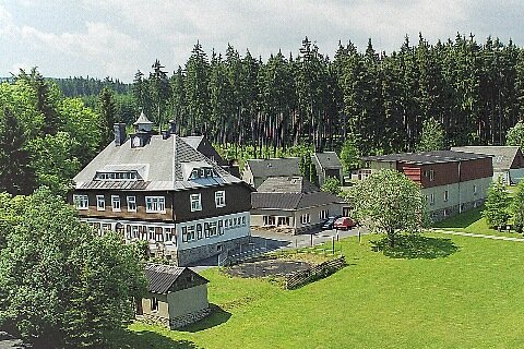Bild 1 Der Erzgebirgshof ist im Ort Neudorf im Erzgebirgskreis in Sachsen, anliegend an ein größeres Waldgebiet, am Fuße des Fichtelberges. Das Areal des Erzgebirgshofes umfasst 2,5 h