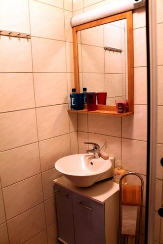 Bild 9 Kleines Waschbecken und Spiegel mit Beleuchtung, Handtücher sind vorhanden