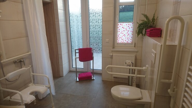 Bild 6 Im Erdgeschoss befindet sich die barrierefreie Ferienwohnung "Abtwald", die von der Tourismusmarketinggesellschaft Sachsen geprüft wurde. Das Bad ist der DIN entsprechend für Rollstuhlfahrende gebaut worden.