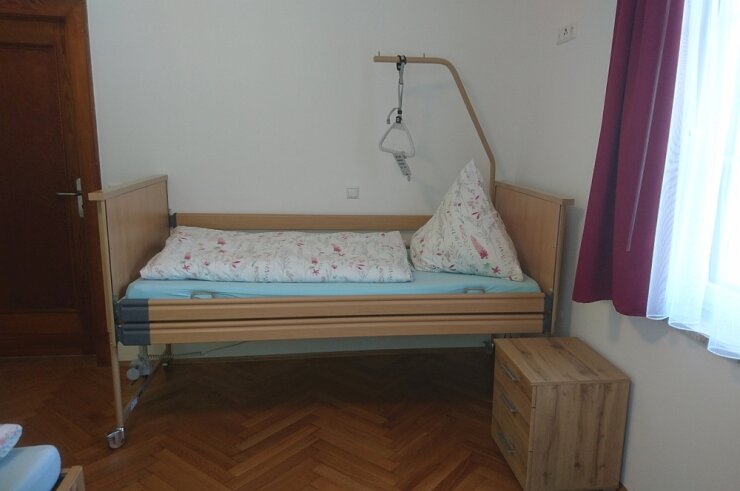 Bild 7 Neben einem Doppelbett in Rollstuhlhöhe steht Ihnen im Schlafzimmer auch ein Niederflurpflegebett zur Verfügung, welches in der Höhe von 22cm bis 62cm verstellt werden kann.