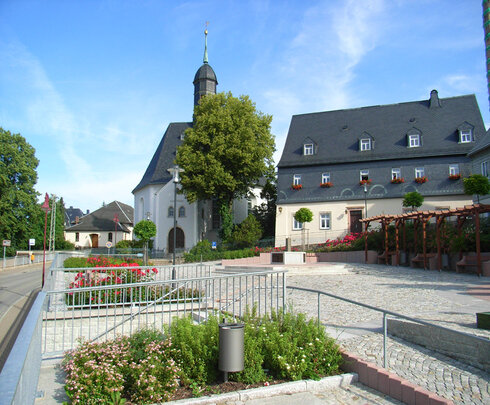 Bild 5 Ortzentrum mit Dorfplatz, Kirche und Kirchgemeindeamt