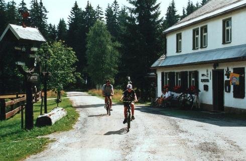 Bild 2 Radfahrer vor der Gaststätte "Henneberg"