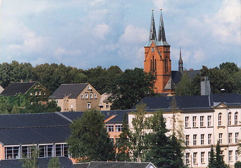 Bild 2 Weithin sichtbarer Doppelturm der ev.-luth. Kirche.