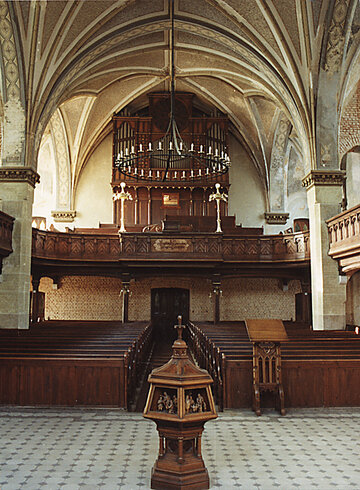 Bild 3 Im Kircheninneren: Taufstein mit handgeschnitzten Figuren