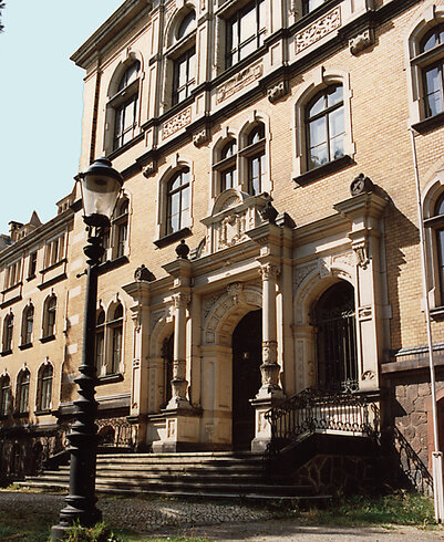 Bild 3 Hauptportal des Carl-von-Bach-Gymnasiums