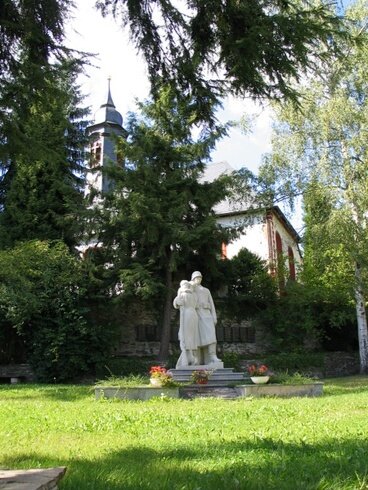 Bild 1 Kirche mit Denkmal im OT Raschau