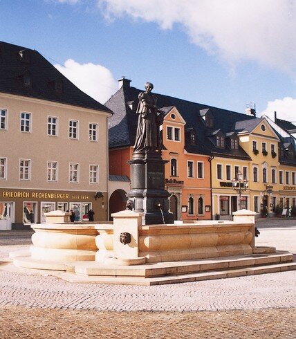 Bild 2 Annaberger Marktplatz mit Barbara-Uthmann-Brunnen