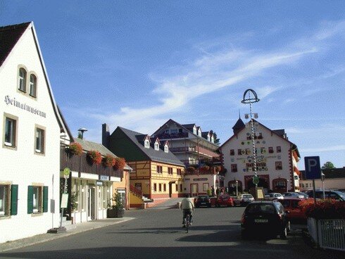 Bild 1 Marktplatz in Höckendorf mit Heimatmuseum und Thelerpassage
