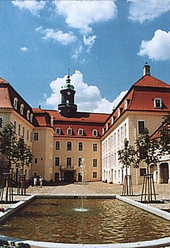Bild 1 Schlosshof