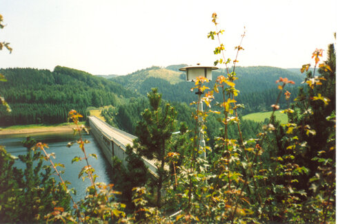 Bild 2 Talsperre Rauschenbach mit Blick auf den Erzgebirgskamm