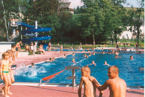 Bild 3 SSolarbeheiztes Freibad mit Strömungskanal, Wasserrutsche (50m), Massagedüsen, 25m Bahn, extra Kinderbecken, Liegewiese