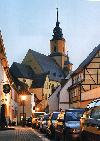 Bild 2 Oederaner Stadtkirche am Abend