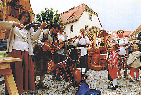 Bild 3 Mittelalterliches Markttreiben beim Ehrenzugfest