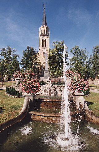 Bild 1 Kirchplatz mit Springbrunnen
