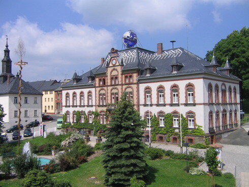 Bild 1 Rathaus mit Erdkugel