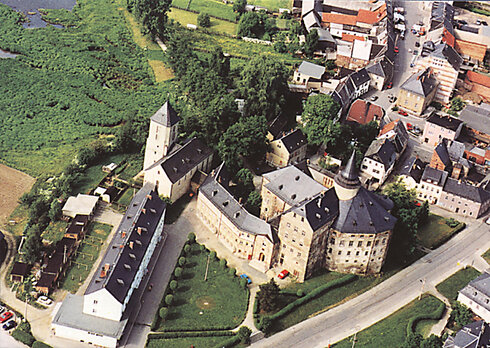 Bild 1 Schloss Mühltroff aus der Vogelperspektive