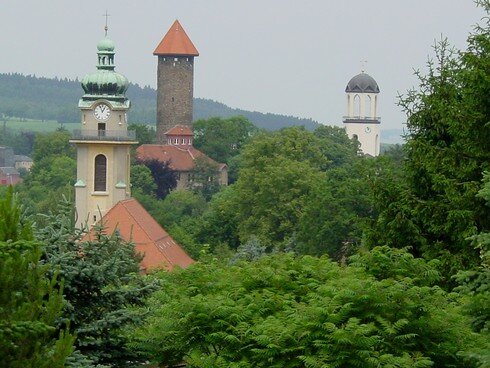 Bild 1 Blick auf die drei Türme Auerbachs (v.l.): Katholische Kirche, Schlossturm und St. Laurentiuskirche