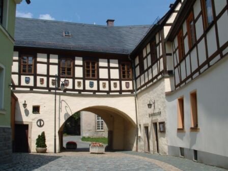 Bild 4 Im einzig erhaltenen Stadttor des Vogtlandes befindet sich das Fremdenverkehrsbüro und ein Museum.
