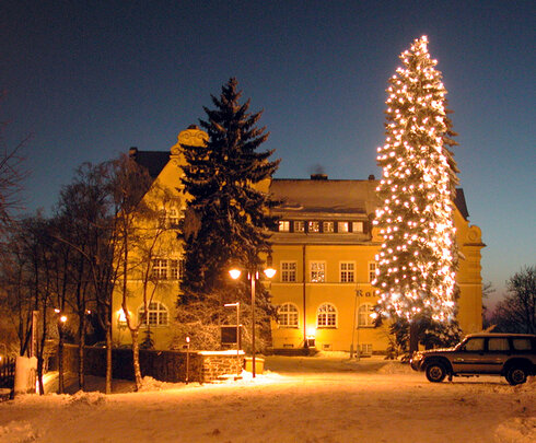 Bild 4 Weihnachtsbaum vor dem Schönecker Rathaus
