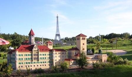Bild 1 Nur in der Miniwelt Lichtenstein steht das Waldenburger Schloss genau neben dem Pariser Eiffelturm.