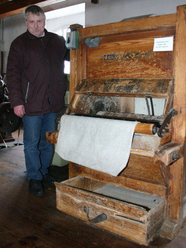 Bild 1 Andreas Ketzel an der Sackklopfmaschine. Sie klopfte das Mehl aus den Säcken, so konnten sie wiederverwendet werden.