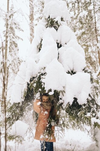 Bild 4 Den Wald kann man nicht nur mit dem Hundeschlitten erkunden. Vor allem bei Schnee bereitet ein Waldspaziergang den Kindern große Freude. Nutzt den Ausflug und das Winterwetter auch, um eine Schneeballschlacht zu machen oder einen Schneemann zu bauen.