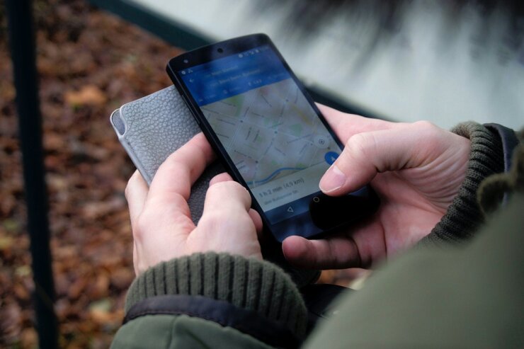 Bild 6 Für alle, denen eine einfache Wanderung zu langweilig ist, ist Geocaching genau das Richtige. Geocaching bedeutet soviel wie GPS-Schnitzeljagd. Mit einem GPS-Gerät oder einem gps-fähigen Smartphone, einem Stift und einer Taschenlampe bewaffnet, kann die Jagd losgehen.
