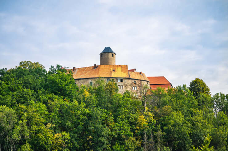 Bild 5 Urig geht es auf Burg Schönfels zu. Jeweils zur vollen Stunde ab 19:00 Uhr bis 22:00 Uhr führt der Waffenknecht Lutz durch die Burg bei Nacht.