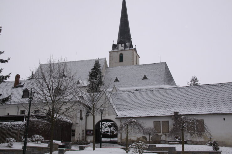 Bild 1 Blickt auf das ganze Stadt herab: die Bergkirche St. Marien in Schleiz.