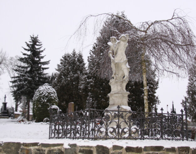 Bild 2 Ein Grabmal auf dem Bergfriedhof.